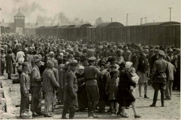 Ribuan bangsa Yahudi tiba di kamp konsentrasi Auschwitz-Birkenau di masa Perang Dunia II. Sejarah mencatat 6 juta orang Yahudi tewas akibat praktik holocaust yang diterapkan Nazi Jerman.(Wikipedia via kompas.com)