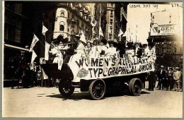 Buruh perempuan berparade di New York (1909, George Grantham Bain). Sumber: Wikimedia Commons