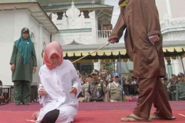 Pelaksanaan hukum cambuk di Aceh. (Foto: Money.Id)