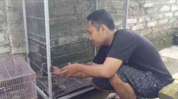 Penjual burung yang rekeningnya diblokir|Foto: Dedy Priyanto/iNewsJatim, dimuat cirebon.inews.id