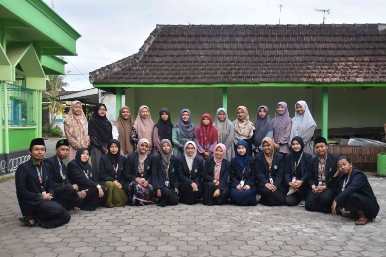 Foto bersama mahasiswa KKM 167 bersama pengajar TPQ Tanwirul Qulub Desa Talok 