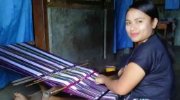 Guru kontrak asal desa Botof, Kab TTU, NTT ini trampil menenun selain mengajar (dok foto: kupang.tribunnews.com)