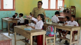 Ilustrasi guru mengajar peserta didiknya.|Sumber: Kompas/Tatang Mulyana Sinaga