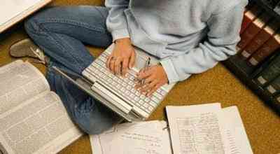 Mahasiswa Yang Tengah Mengerjakan Skripsi | Sumber Amanat.id