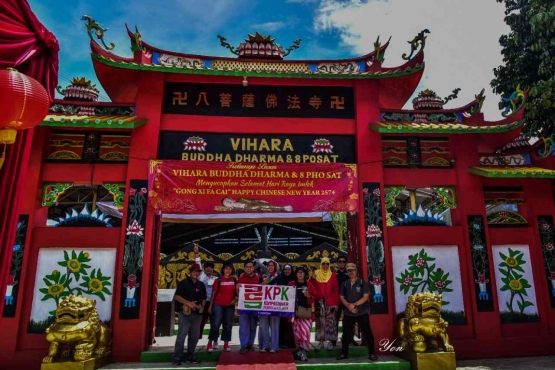 KPK-ers di depan Vihara Buddha Tidur (Foto: dok. Rahab Ganendra)