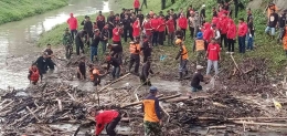 Tim Rescue Gabungan bersih-bersih sungai Siluwung Weru. (Foto: Dok)