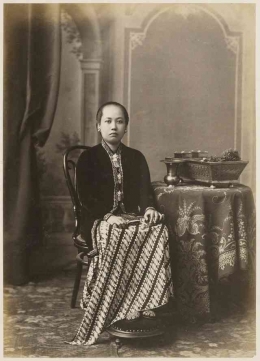 Perempuan ningrat, keluarga Hamengku Buwono VII (circa 1885, Kassian Chepas). Sumber: Wikimedia Commons