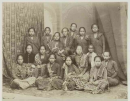 Perempuan Jawa di studio foto Yogyakarta (1901, Kassian Cephas). Sumber: Wikimedia Commons