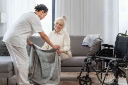 ilustrasi merawat orang tua (foto : lifestyle kompas)