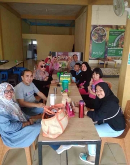 Rombongan dari Makassar makan bersama di RM. Kampung (Dokumen Pribadi)