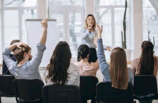 Tips Ampuh Lancar Berbicara di Depan Umum bagi Kamu yang Grogi 9 melakukan kontak mata saat berbicara