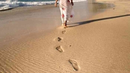 Tapak Gadis yang berjalan di tepi pantai. Sumber Gambar: Tribun Bogor