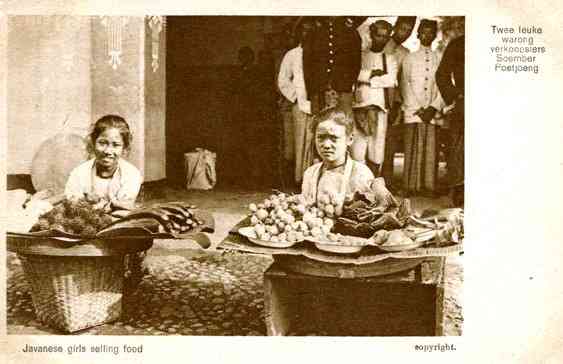 Dua gadis Jawa menjual makanan. Sumber: Wikimedia Commons
