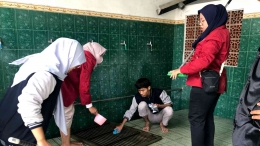 foto dokumentasi/ mahasiswa KKN gotong royong membersihkan masjid