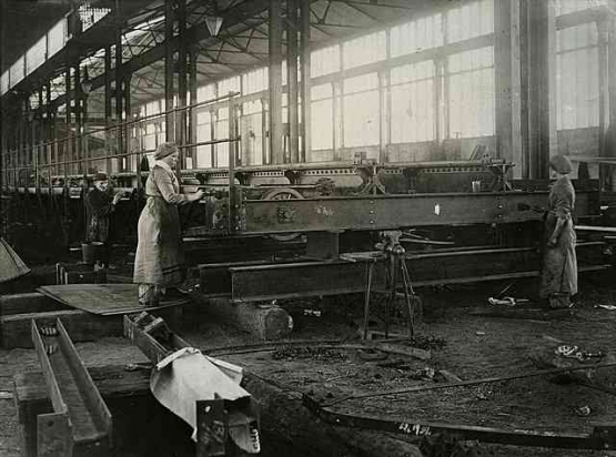   Women in steel work (1914). Sumber: UBC Library/Wikimedia Commons