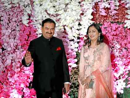  Gautam Adani bersama istrinya Priti, adalah miliuner batu bara India.Foto:  Divyakant Solanki / EPA-EFE