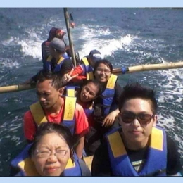 Pengalaman seru menikmati Pantai Lenggoksono, Bolu Bolu di atas perahu nelayan | Dok. Pribadi 
