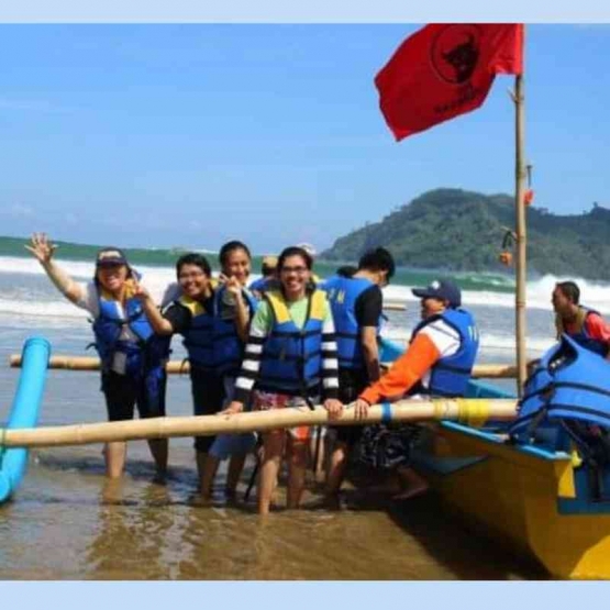 Menuju ke lokasi Coban Banyu Anjlok dengan perahu nelayan di Pantai Lenggoksono | Dok. Pribadi