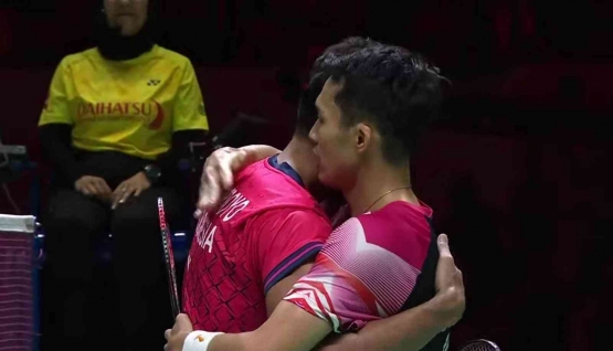 Kebersamaan Jojo dan Chico setelah menyelesaikan partai final Indonesia Masters 2023 (sumber foto : akun twitter @bhulukhuduktv) 