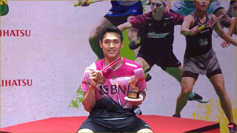 Jonathan Christie berhasil naik podium sebagai juara tunggal putra Indonesia Masters (sumber foto : akun twitter @BadmintonLive1) 