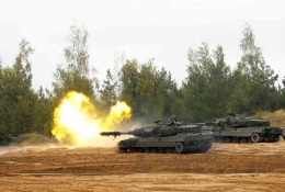 Dua buah tank Leopard 2 sedang Latihan Tembak. Sumber Foto MilitarycircleID/facebook 