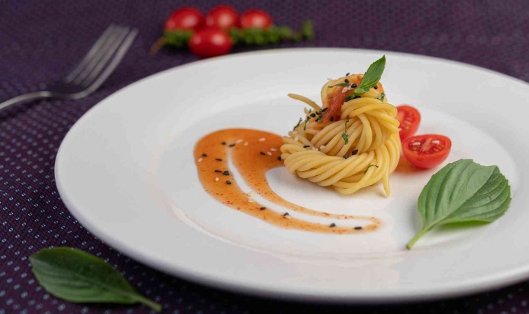 https://www.vecteezy.com/photo/1900388-gourmet-spaghetti-beautifully-arranged-on-a-white-plate