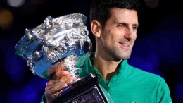 Novak Djokovic dg trophy Australia kedelapan. Sumber foto : atptour.com