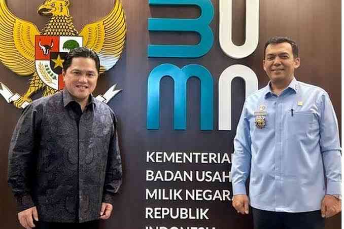 Erick Thohir Berpose Di Kantor Kementerian BUMN. SUMBER: Kompas.com