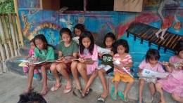 Potret anak-anak yang sibuk membaca di Taman Baca Ila One Nua.  (dokpri)