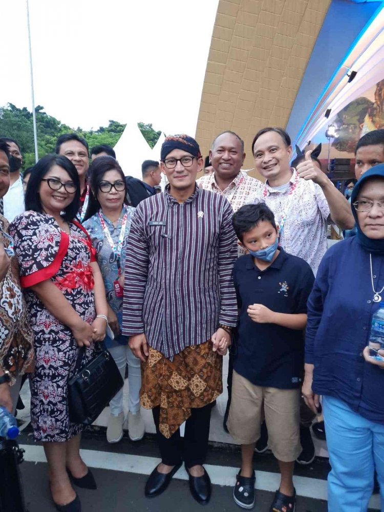 Menparekraf RI Sandiaga Uno foto bersama Kadispar Sulut, Minut & Bitung  dan Ketua BPPD Bitung