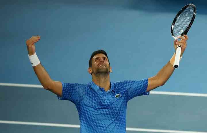 Novak Djokovic melepaskan kegembiraan setelah juara Australian Open sore ini (Foto: Reuters)