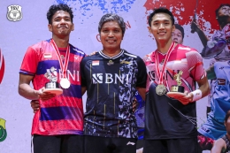 Potret Jonatan Christie, Chico Aura Dwi Wardoyo serta Coach Irwansyah. Sumber: Badminton Indonesia/PBSI