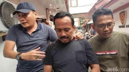 Mantan Wali Kota Blitar Samanhudi (tengah) saat ditangkap|dok. Deny Prastyo Utomo/detikJatim