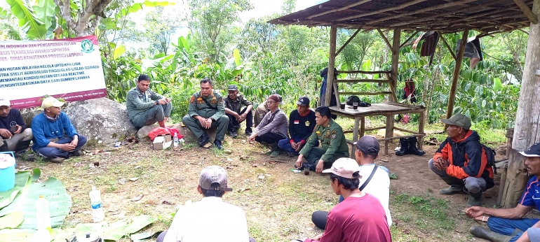 Kepala KPH Liwa Memberi pembinaan kepada masyarakat pengelola Perhutanan sosial untuk menjaga hutan yang masih utuh (doc. Rasna)