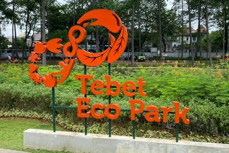 Tebet Eco Park menjadi salah satu pilihan warga Jakarta da sekitarnya untuk menghabiskan libur akhir pekan karena gratis dan memiliki fasilitas yang lengkap. (Zintan Prihatini/KOMPAS.com) 