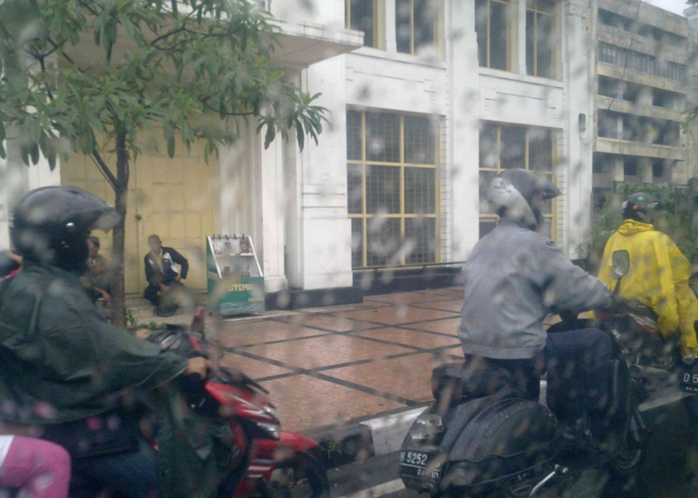 Salah satu jalan Kota Bandung hujan gerimis | Dokumen pribadi : Riduannor/Istimewa