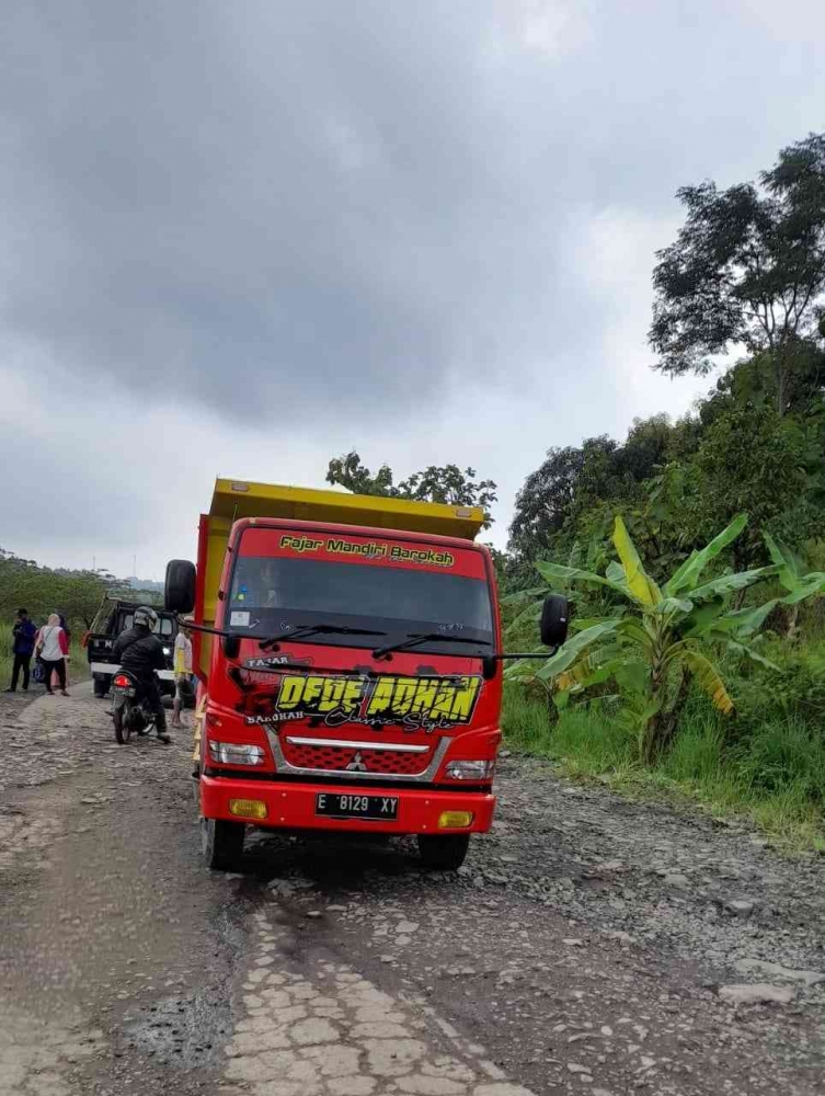 Kondisi jalan dari arah Tolengas-Tomo dan Truk pengangkut material berat/Dokpri