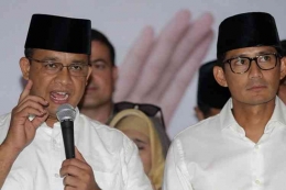 Anies Baswedan dan Sandiaga Salahuddin Uno saat memenangi Pilgub DKI Jakarta 2017. (Foto: Kompas.com).