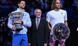 Novak Djokovic (kiri) dan Stefanos Tsitsipas (kanan) bersama mantan petenis legendaris Ken Rosewall. (sumber foto: The Times)