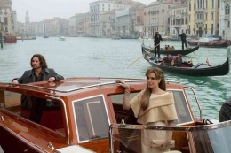 Johnny Depp dan Angelina Jolie di atas Grand Canal, Venezia. Sumber: iMDb /www.blog.jollytur.com