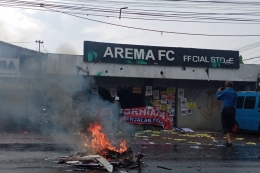 Markas Arema FC dilempari pengunjuk rasa, Minggu (29/1). (Sumber foto: Kompas.com/Nugraha Perdana)