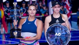 Aryna Sabalenka (kiri) dan Elena Rybakina memegang trofi juara dan finalis AO 2023. (sumber foto: Extra.ie/Andy Cheung/Getty Images)