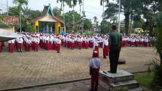 Ilustrasi anak-anak SD negeri bercelana panjang (sumber foto: sdndelsa.blogspot.com)