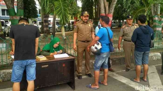 beberapa bapak bercelana pendek mengunjungi taman (detik.com)