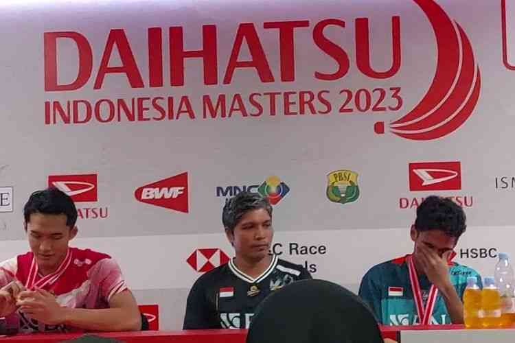 Chico Aura (kanan) menitikan air mata saat sesi konferesi pers usai final Indonesia Masters 2023, Minggu (29/1/2023)| Kompas.com/Farahdilla Puspa