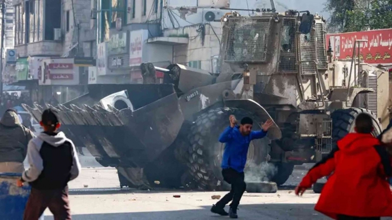 Bulldozer tentara Israel dan lemparan batu kaum radikal di Jenin. Foto : foxnews.com
