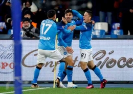 Para pemain Napoli merayakan gol yang dicetak oleh Giovanni Simeone/Reuteurs