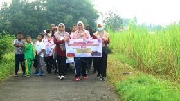 Para peserta Jalan Sehat Mubarda melewati rute sawah