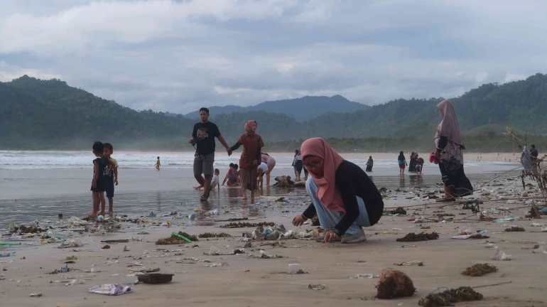 Aksi Beach Clean Up EcoRanger (Rindra Rafsanjani Arifin / EcoRanger)