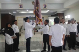 Penyerahan bendera IPI kepada Ketua PD-IPI NTB